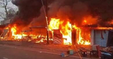 बगोदर बस पड़ाव के समीप संचालित फुटपाथ दुकानों में लगी आग, दस दुकान जलकर हुए राख