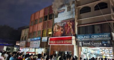 गिरिडीह के पब्लिक क्लॉथ स्टोर कपड़ा दुकान में लगी भीषण आग, अग्नि शमन ने पाया काबू